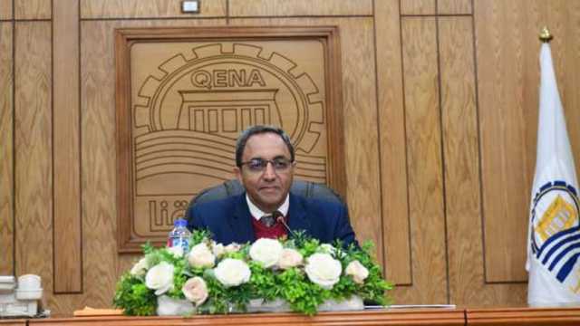 محافظ قنا يبحث تحديات المناطق الصناعية ويصدر توجيهات لدعم المستثمرين