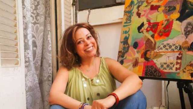 «سالي» تصمم أغلفة روايات يوسف السباعي على الكتب والحقائب.. مرسومة بحب