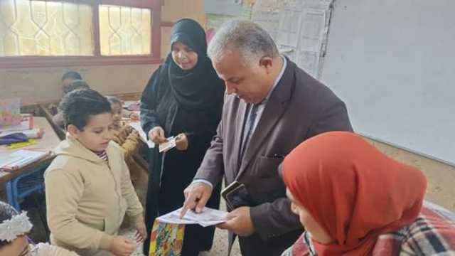 حولت الرياضيات إلى لعبة ممتعة.. تكريم معلمة بالفيوم لتميزها في العمل