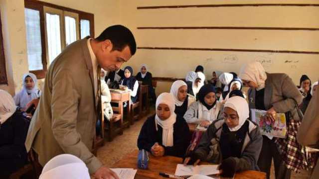 وكيل «تعليم سوهاج» يحيل مدير مدرسة إلى التحقيق بسبب مخالفة تعليمات الصيانة