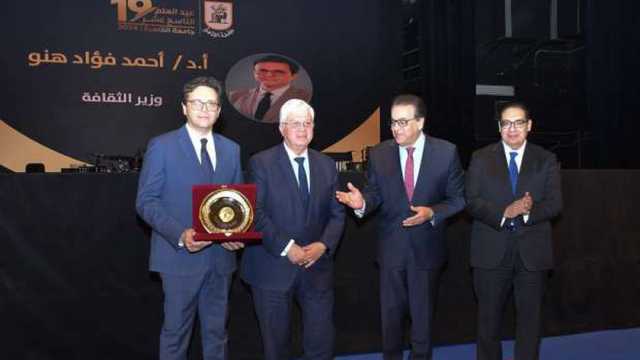 جامعة القاهرة تكرم وزير الثقافة خلال احتفالية عيد العلم