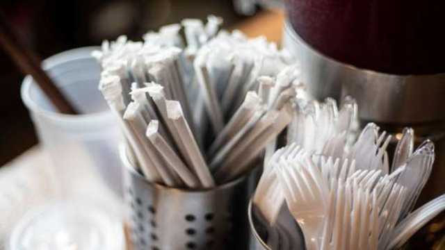 ترامب يرفض استخدام الشفاطات الورقية بأمريكا: تتحلل بشكل مقزز في الفم