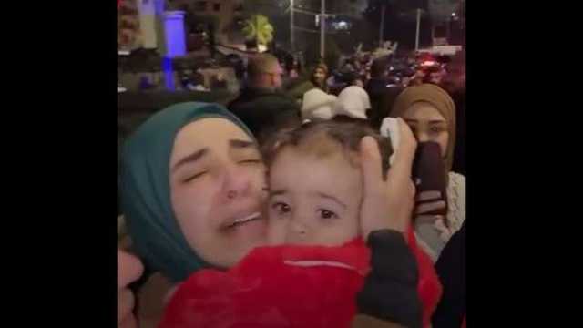 لحظة لقاء رولا حسنين مع طفلتها إيليا.. «بالأحضان والدموع» (فيديو)