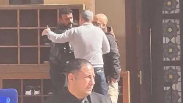 أحمد العوضي يساند ياسمين عبدالعزيز في جنازة والدها