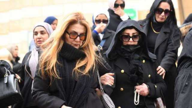 شهيرة تدخل في نوبة بكاء خلال توديع شقيقها بصلاة الجنازة (صور)