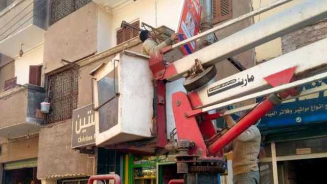 حملات مكثفة لإزالة اللافتات والإعلانات غير المرخصة في مركز مطاي بالمنيا