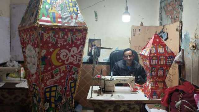 «من صُنع إيديا» فانوس 3 أمتار.. احتفال ترزي مسيحي بشهر الصوم