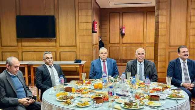 رئيس جامعة كفر الشيخ يشارك «اتحاد الطلاب» وجبة الغداء: «دوركم تأصيل الولاء»
