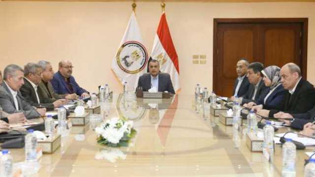 وزير الإنتاج الحربي يناقش الخطط المستقبلية لشركات ومصانع الوزارة