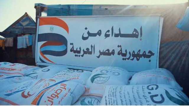مصر تهدي نازحي غزة كميات من الدقيق.. والأهالي: شكرا للرئيس السيسي