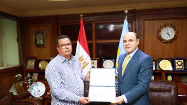محافظ كفر الشيخ يكرَّم موظفا مثاليا