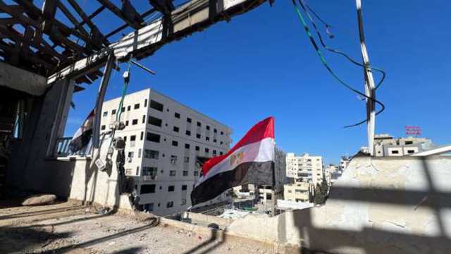 شاب فلسطيني يرد الجميل برفع علم مصر على منزله في غزة: حمتنا من النزوح
