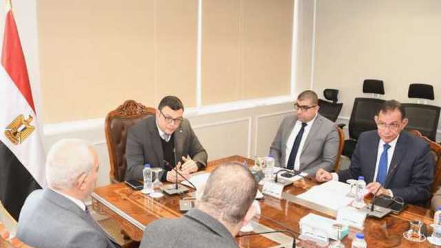 وزير الإسكان يبحث تعظيم الاستفادة من إعلانات الطرق والمحاور بالمدن الجديدة
