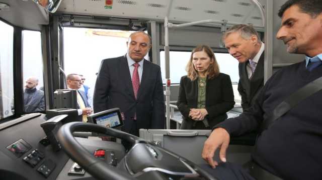 أمانة عمّان تطلق التشغيل التجريبي للحافلات الكهربائية على مسار الباص السريع