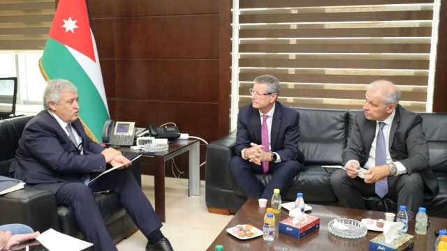 القطامين: تطوير بيئة استثمارية جاذبة في قطاع النقل الجوي