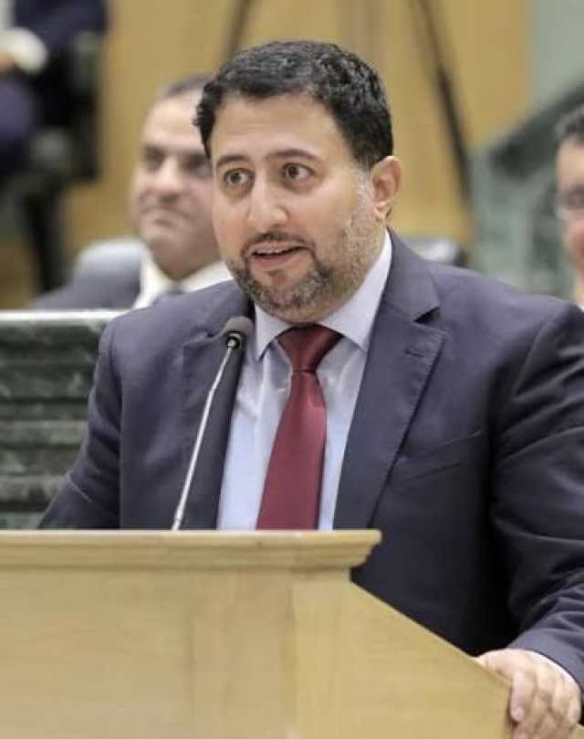 بالفيديو… الرقب يوزع الحلوى بمناسبة مناقشة قانون خدمة العلم