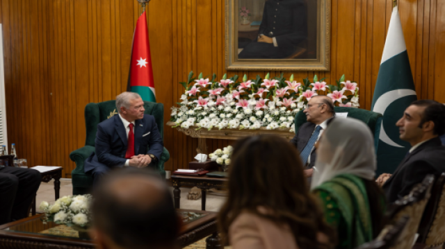 عاجل | الملك والرئيس الباكستاني يركزان على التعاون وحل النزاعات في المنطقة