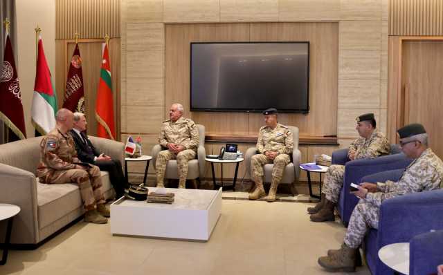 رئيس هيئة الأركان يستقبل السفير الفرنسي لبحث تعزيز التعاون العسكري المشترك