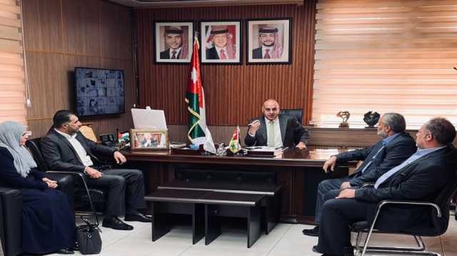 محافظ الطفيلة يؤكد أهمية دعم الأسر الفقيرة ويلتقي برؤساء لجان النقابات