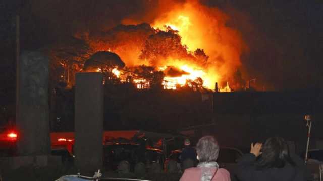 حريق هائل يدمر 170 منزلاً ويُجبر السكان على الإخلاء في اليابان