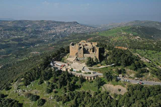 قلعة عجلون تتزين باللون الأصفر دعماً للتعليم الدامج وحقوق ذوي الإعاقة