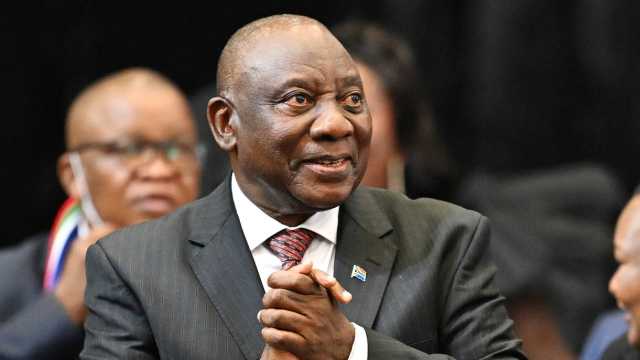 رئيس جنوب إفريقيا يفتح تحقيقاً بعد وصول 150 فلسطينياً من غزة بطريقة غامضة