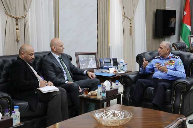 مدير الأمن العام يلتقي رئيس بعثة الصليب الأحمر في الأردن