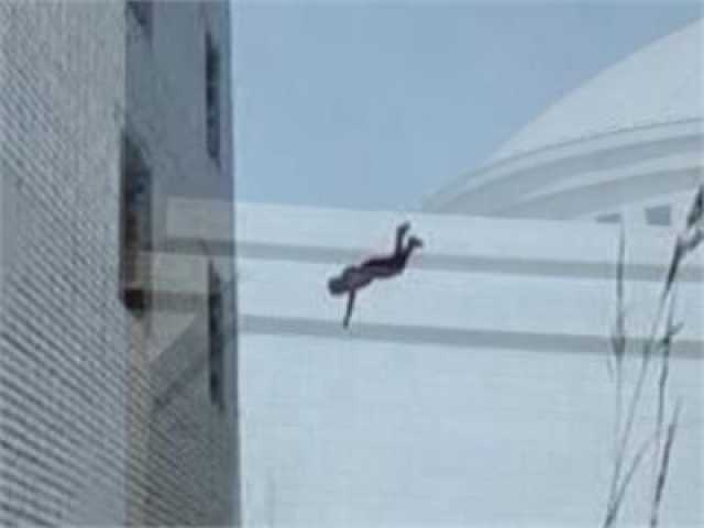 سقوط أم من الطابق العاشر مع طفليها التوأم