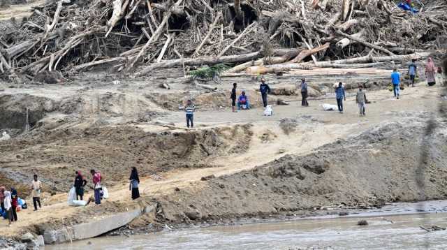 ارتفاع حصيلة ضحايا فيضانات سومطرة إلى نحو ألف وفقدان أكثر من 220 شخصًا