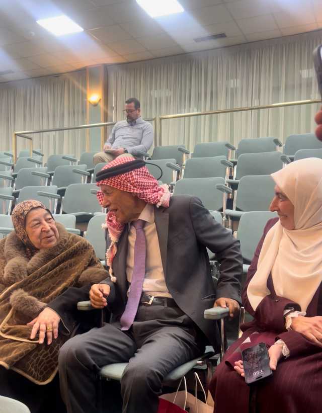 فيديو يوثق لحظة ودية بين العرموطي ووالدة ديما طهبوب في مجلس النواب