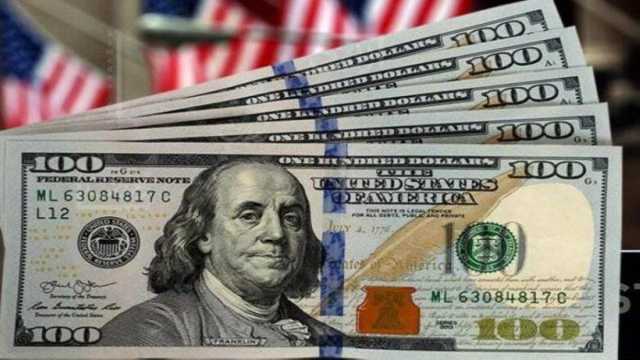 الدولار يتراجع بعد لهجة “أقل تشددًا” من الفيدرالي