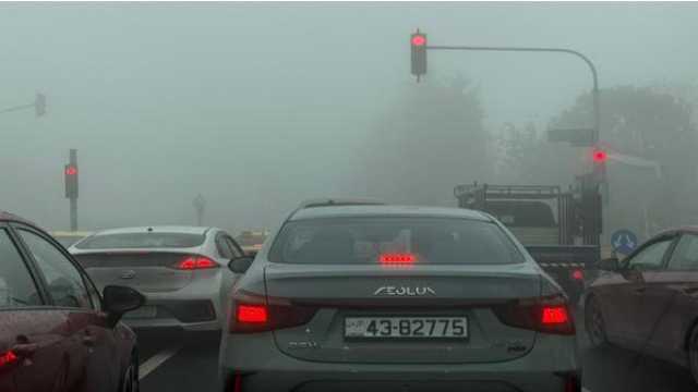 تحذيرات مرورية بسبب الضباب الكثيف