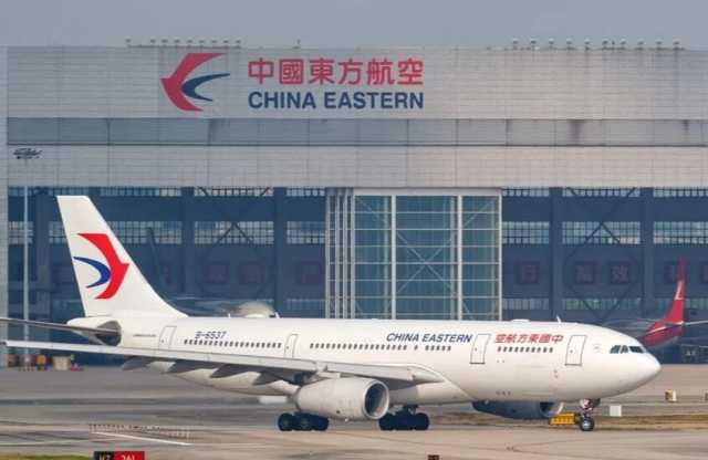 تسمم جماعي يصيب ركاب طائرة بسبب وجبة الغداء!!