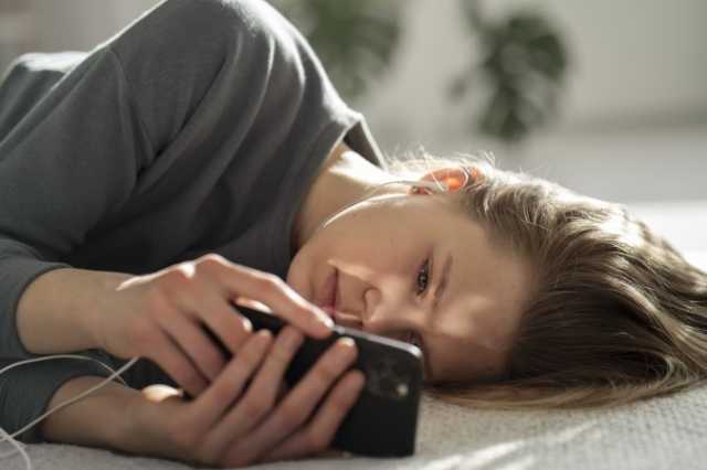 هل أصبح “الكسل الرقمي” يهدد صحتنا وإنتاجيتنا؟