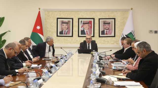 عاجل | الحكومة تبحث تطوير جسر الملك حسين