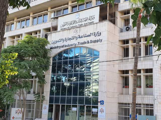 وزارة الصناعة تطرح عطاء لشراء 100–120 ألف طن شعير