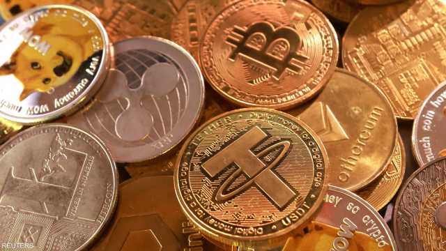 البتكوين تهوي دون 90 ألف دولار وتفقد مكاسب 2025