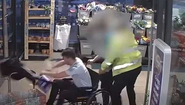 شاب يستخدم كرسي متحرك للسرقة ويُسجن ثلاث سنوات