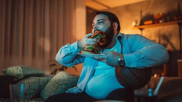 احذر.. العشاء المتأخر في الشتاء يدمّر جسدك