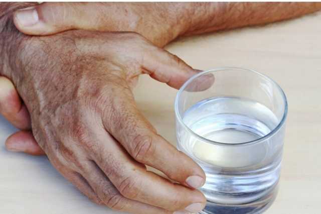 هل شرب الماء يومياً يقيك من النقرس وحصوات الكلى؟