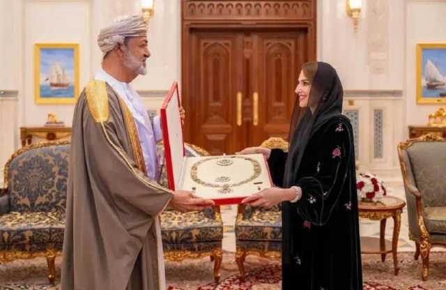 سلطان عمان يمنح زوجته وسام الشرف الأعظم