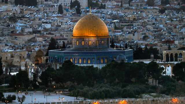 برنامج “عين على القدس” يكشف ضم الاحتلال وتهويد الضفة الغربية على الأرض