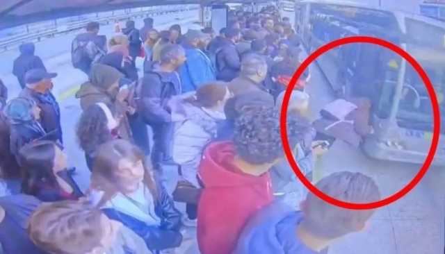 سقوط فتاة أمام حافلة وإصابتها بجروح خطيرة في إسطنبول