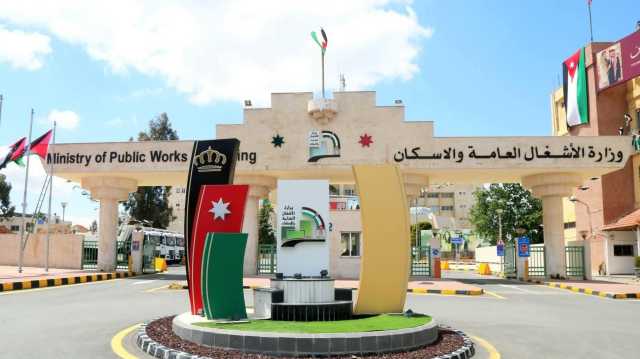 الأشغال تطرح عطاء لإعادة إنارة ممر عمّان التنموي بالطاقة الشمسية