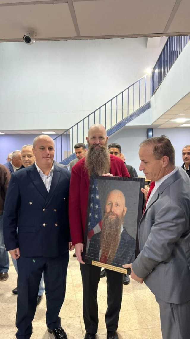 السفير الأمريكي يزور معهد الفسيفساء ويهديه صورته