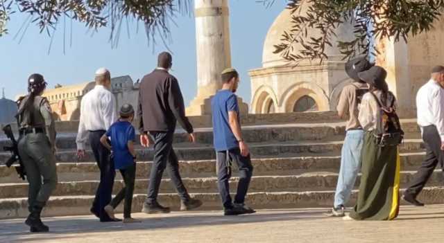 عشرات المستوطنين يقتحمون باحات الأقصى 