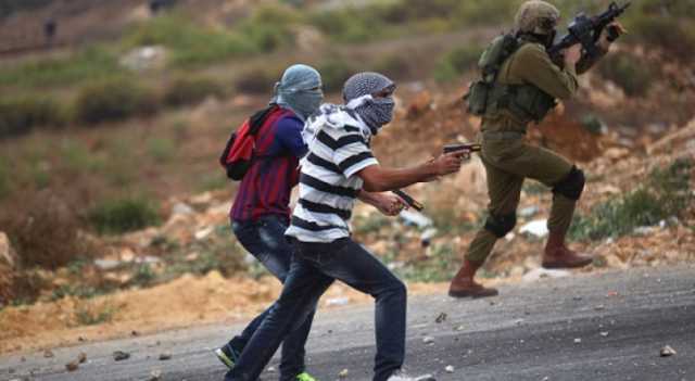 قوة خاصة للاحتلال تختطف ثلاثة فلسطينيين من مخيم عقبة جبر