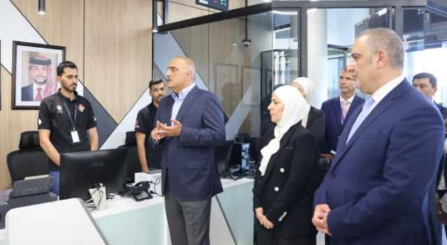 الخصاونة يفتتح مركز الخدمات الحكومية في مطار الملكة علياء