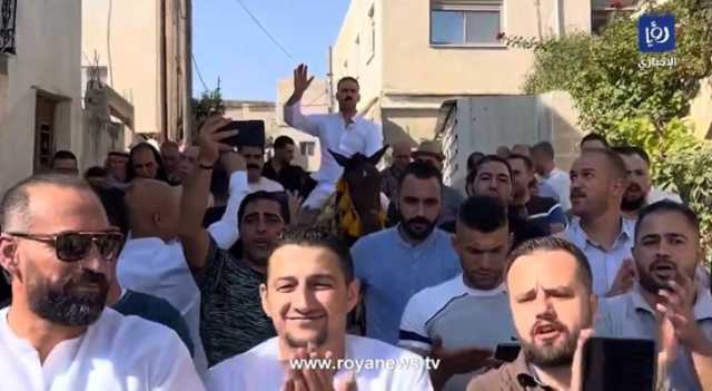 زفة عريس على الخيل تعيد البهجة إلى قلوب أهالي عجلون