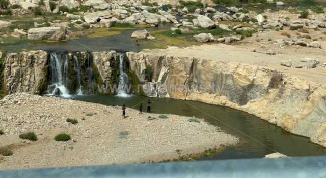 عدسة رؤيا ترصد أطفالًا يسبحون في مجرى وادي الوالة